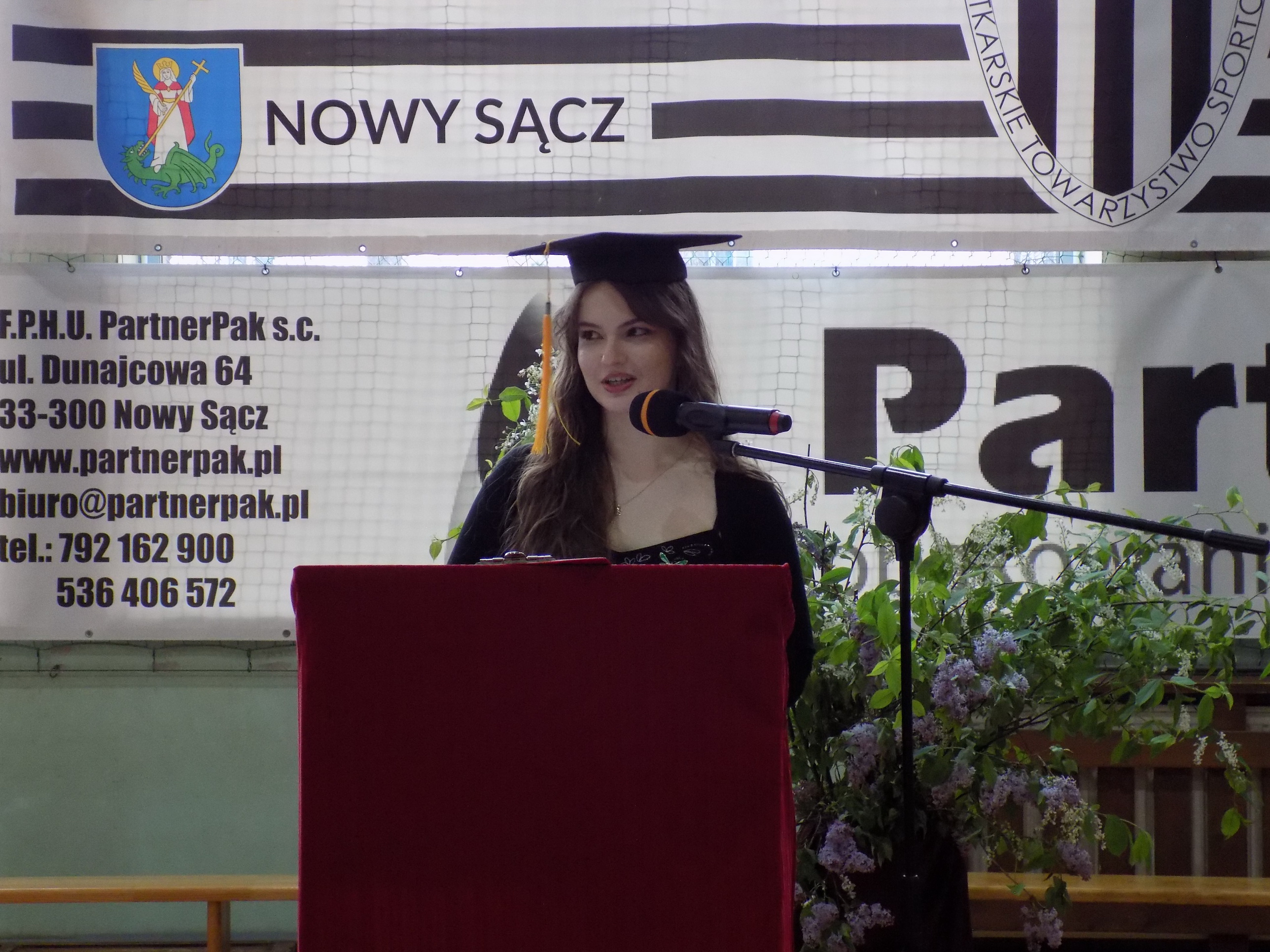 Zdjęcie Zakończenie roku klas 4 2025 (4)620c3202-ddf0-4faa-a5bb-276a0b8d7da7.JPG w galerii Uroczyste pożegnanie tegorocznych maturzystów
